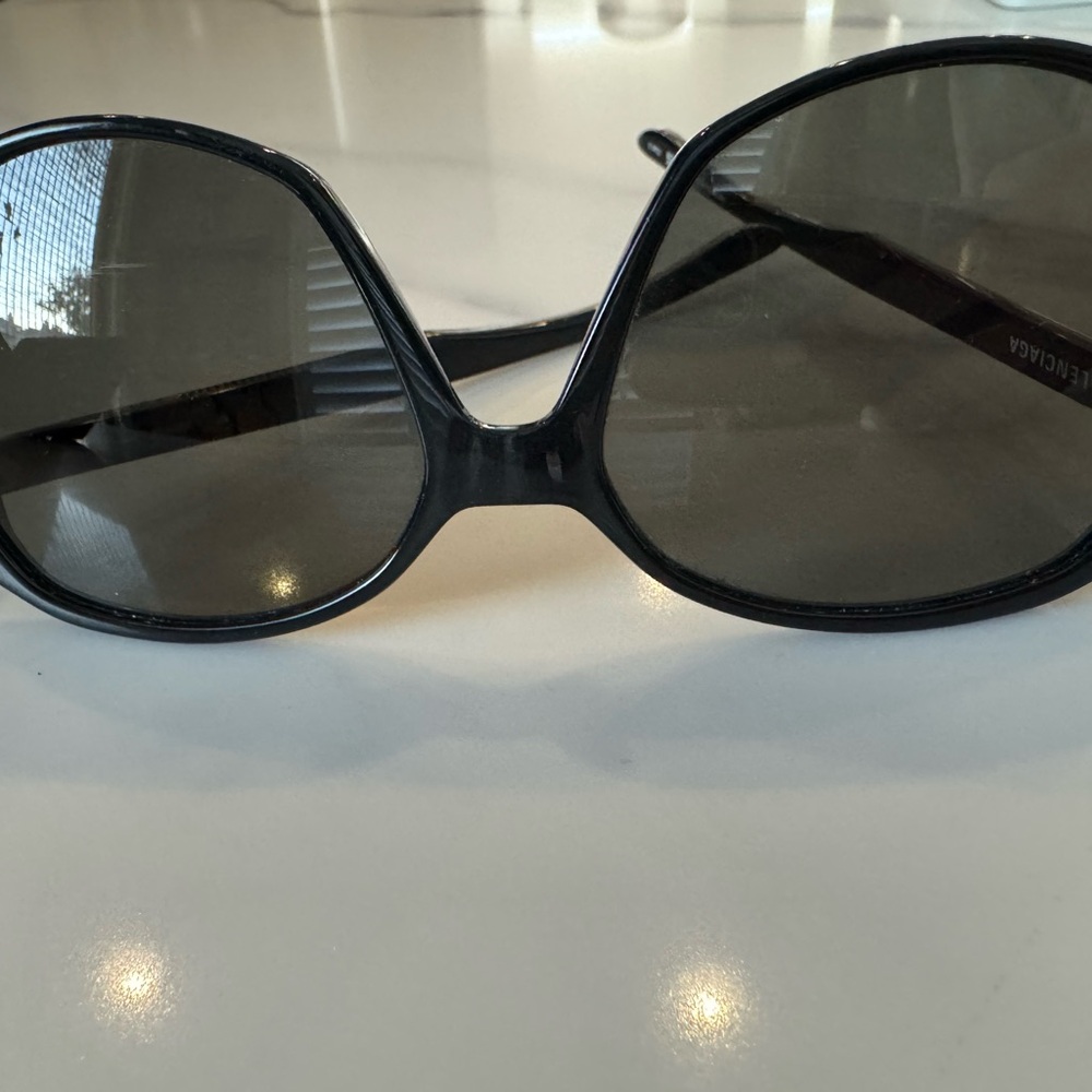 Balenciaga Oversized Round
Acetate Sunglasses - Picture 4 of 9